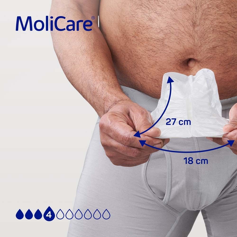 Mann hält MoliCare MEN Pad. Maße: 27 cm x 18 cm. Anatomische Form.
