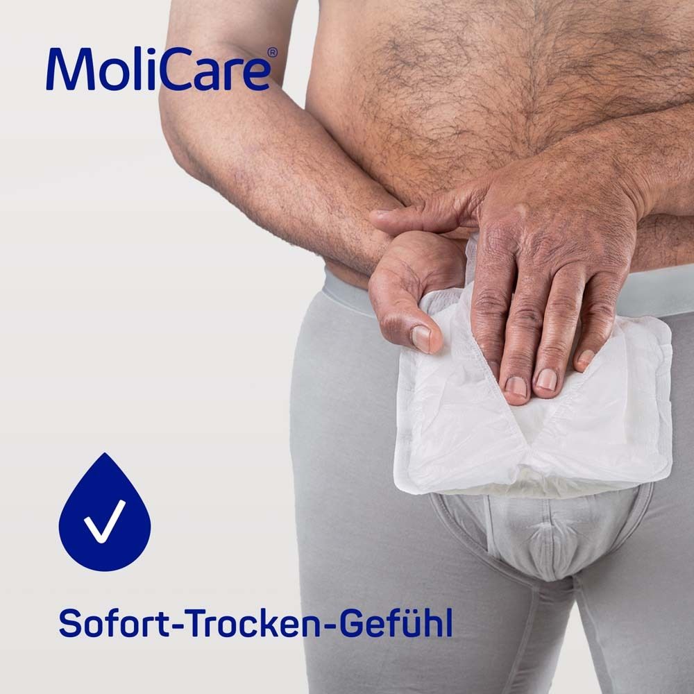 Mann in Unterhose mit MoliCare Pad. Symbol für Sofort-Trocken-Gefühl. Produkt wird in der Hand gehalten.