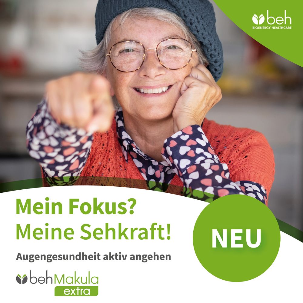 Ältere Frau zeigt mit dem Finger. Text: Mein Fokus? Meine Sehkraft! beh Makula extra. Grüner Hintergrund.