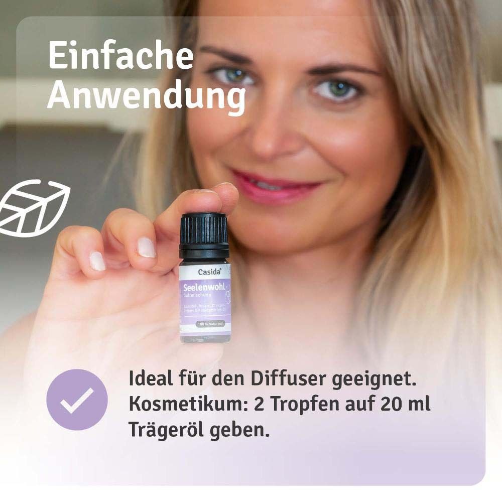 Frau hält Produktflasche. Ideal für Diffusor geeignet. Kosmetikum: 2 Tropfen auf 20 ml Trägeröl geben.