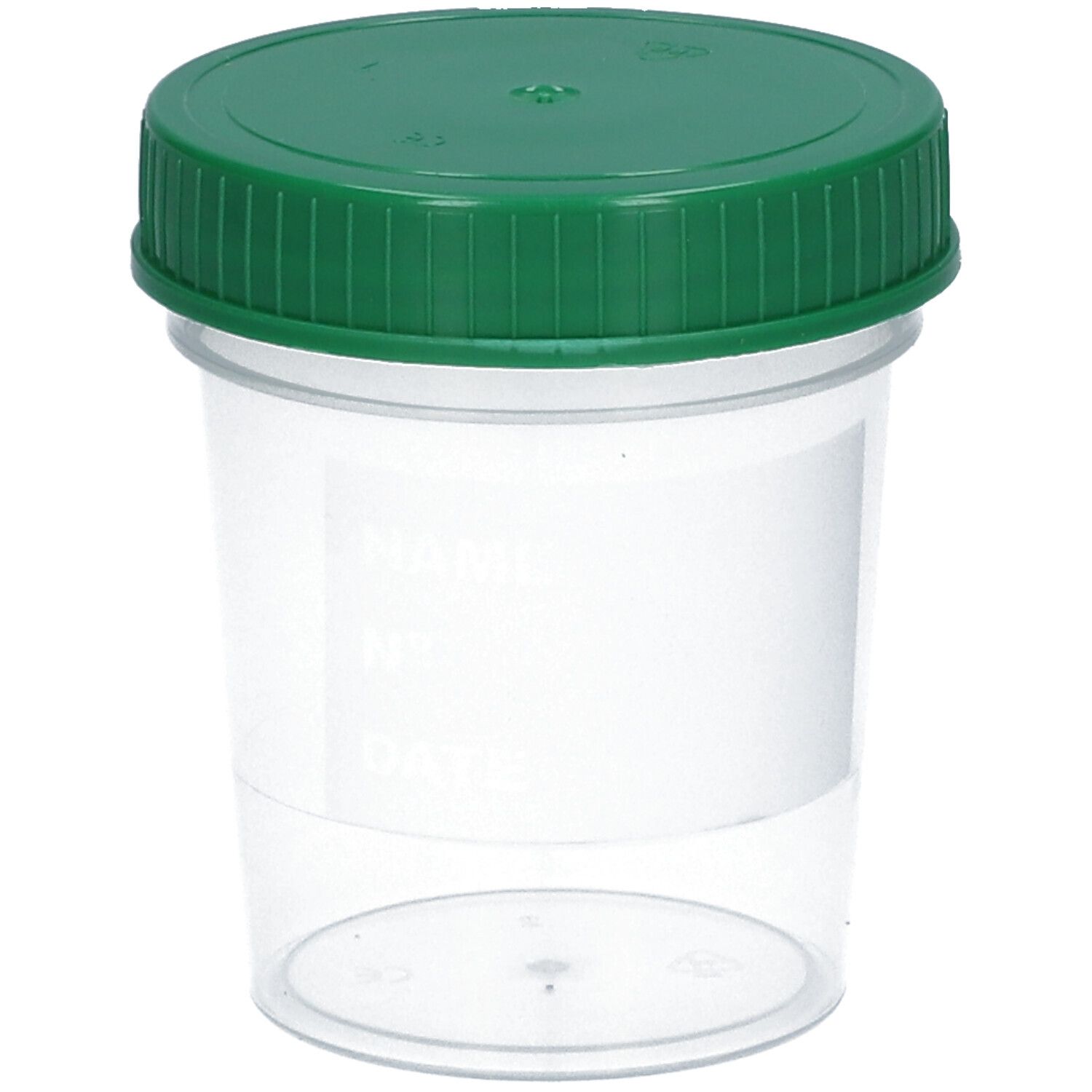 Transparenter Becher mit grünem Deckel. Der Becher hat eine zylindrische Form und einen weißen Aufkleber. Der Deckel ist geriffelt.