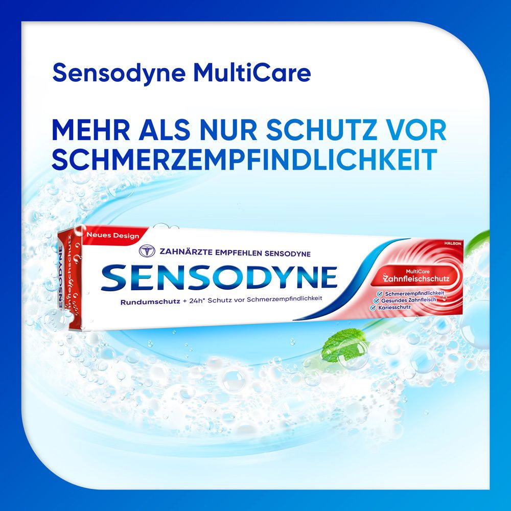 Zahnpasta-Verpackung. Weiß, blau und rot. Aufschrift: Sensodyne MultiCare. Hintergrund: Wasser und Blasen.