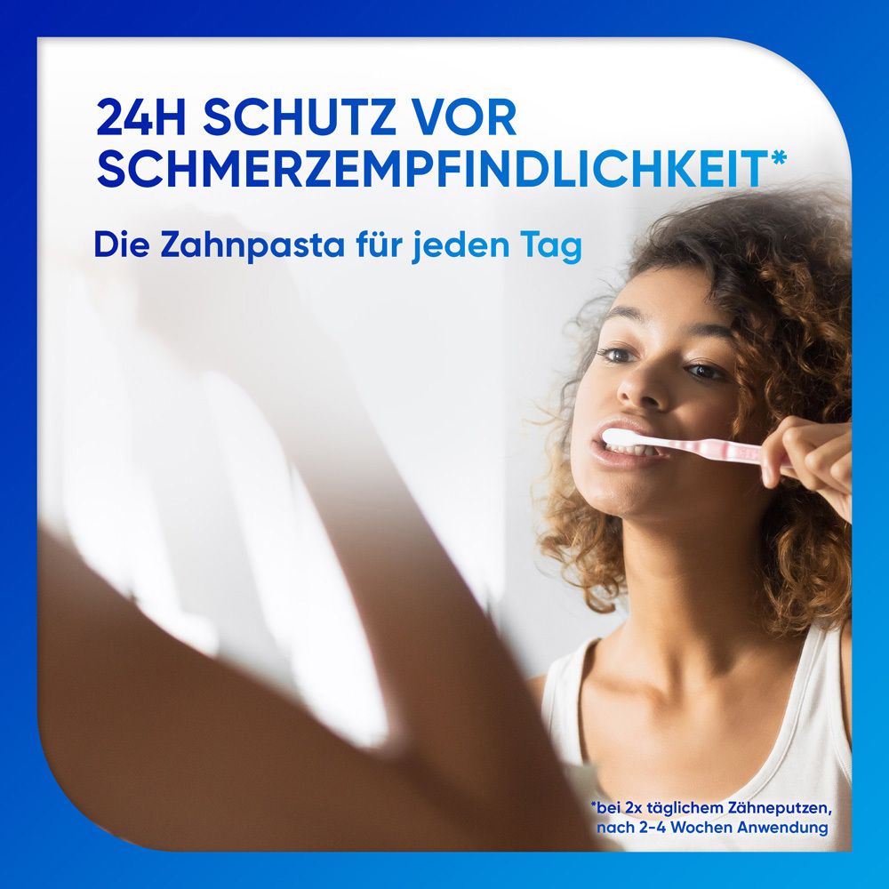 Frau putzt Zähne. Zahnbürste und Zahnpasta. Hintergrund: Badezimmer. Aufschrift: 24h Schutz.