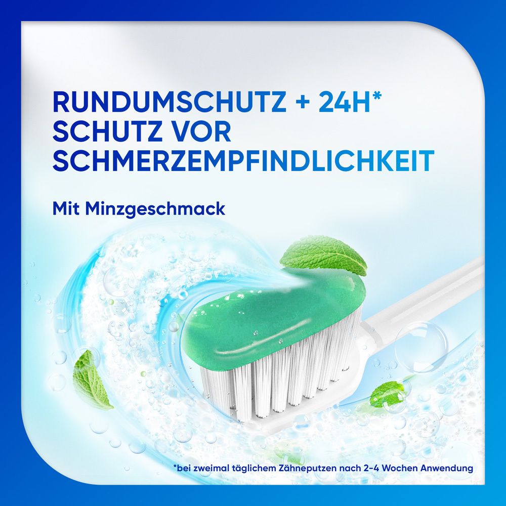 Zahnbürste mit Zahnpasta. Grünes Gel. Hintergrund mit Wasser und Blättern. Text.
