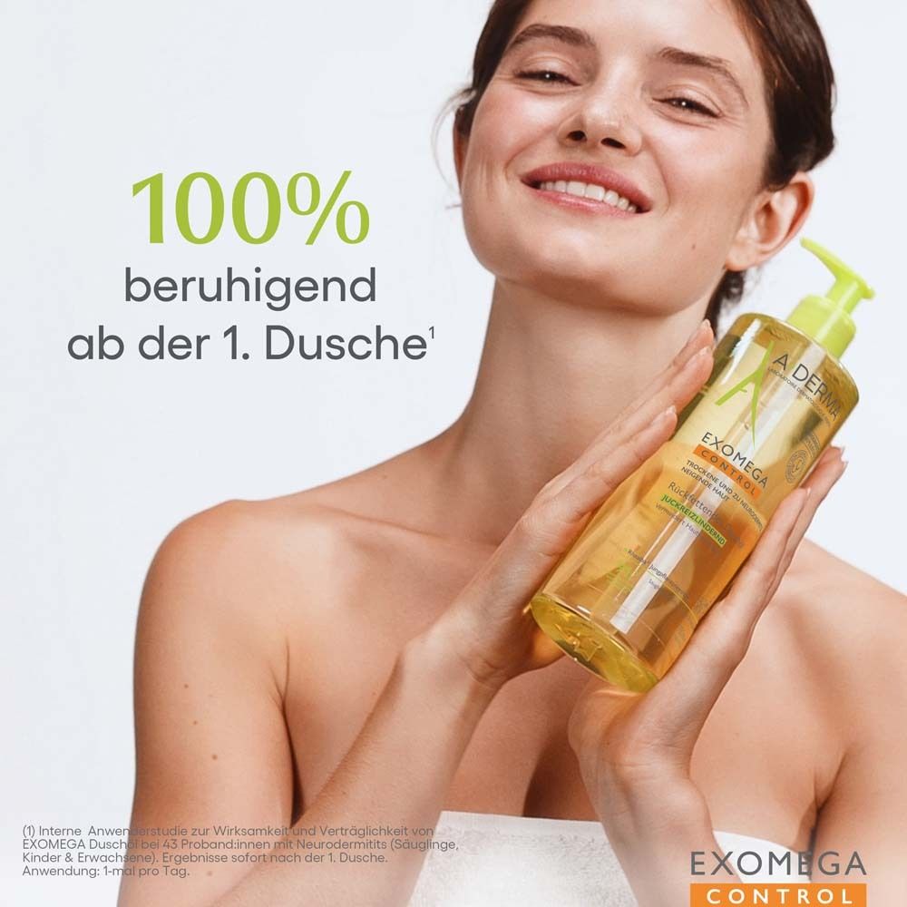 Frau hält A-DERMA EXOMEGA CONTROL Duschöl. Flasche mit grünem Deckel. Text: 100% beruhigend ab der 1. Dusche.
