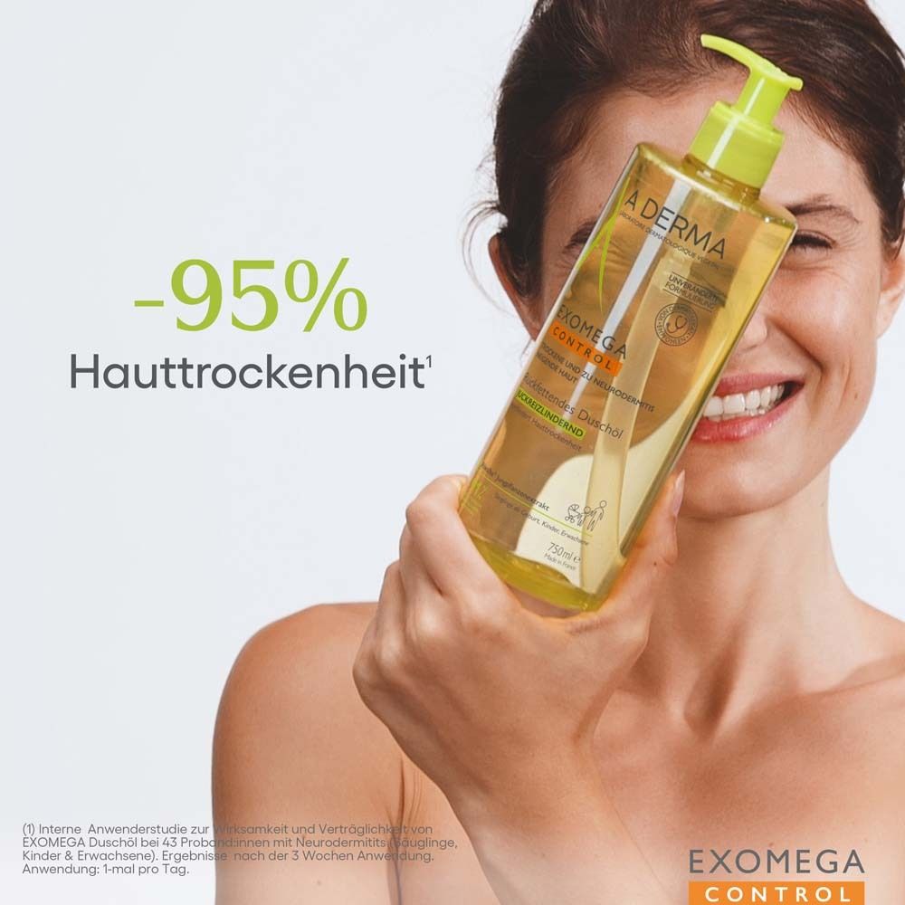 Frau hält A-DERMA EXOMEGA CONTROL Duschöl. Flasche mit grünem Deckel. Text: -95% Hauttrockenheit.