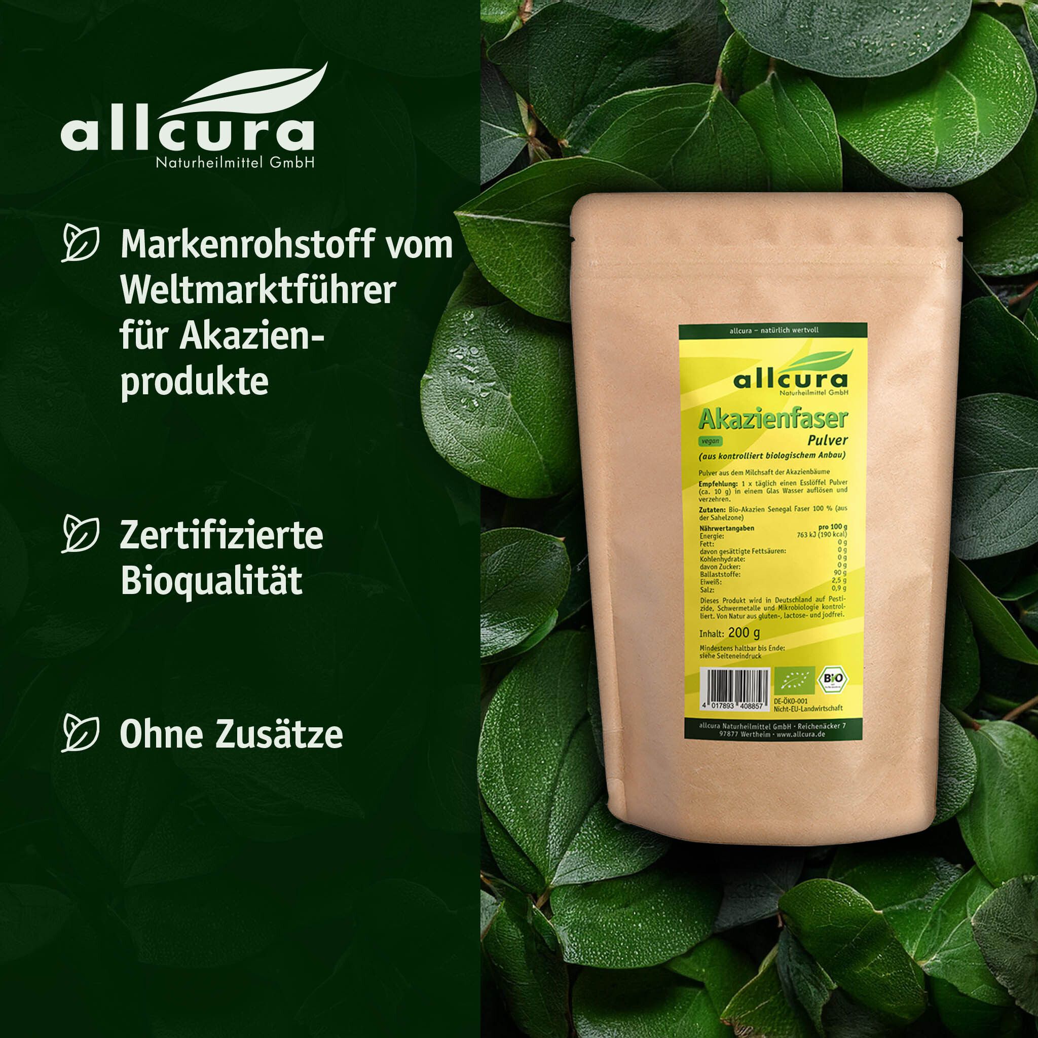 Produktverpackung mit Akazienfaser Pulver. Logo und Text auf grünem Hintergrund. Bio-Siegel. Umgeben von Blättern.