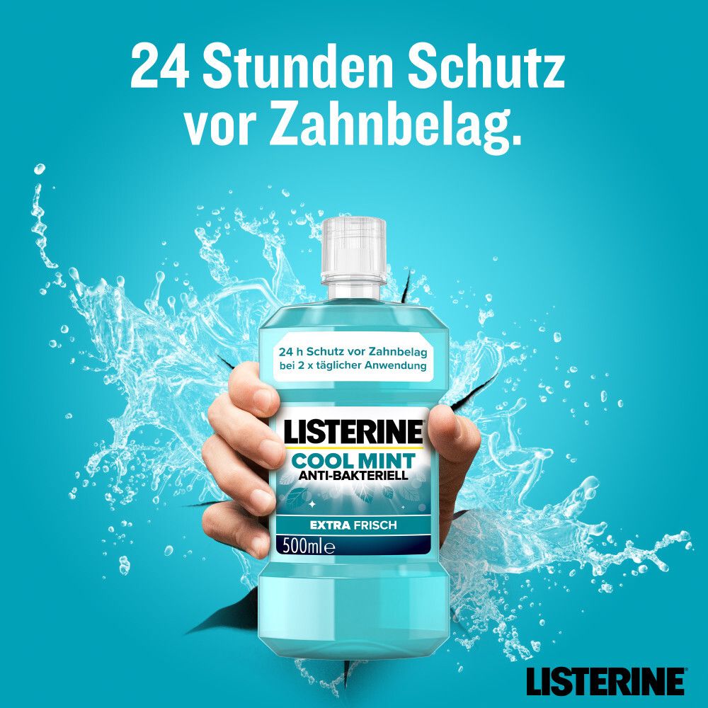 Hand hält LISTERINE® Cool Mint Flasche, die aus einem Loch in blauem Hintergrund ragt.
