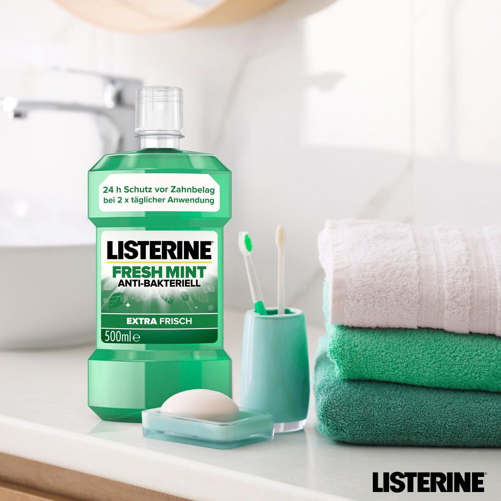 LISTERINE® Fresh Mint Flasche auf Waschbecken. Handtücher, Seife, Zahnbürsten.
