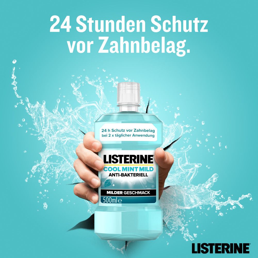 Hand hält LISTERINE® Cool Mint Mild Flasche. Text: 24 Stunden Schutz vor Zahnbelag. LISTERINE® Logo.