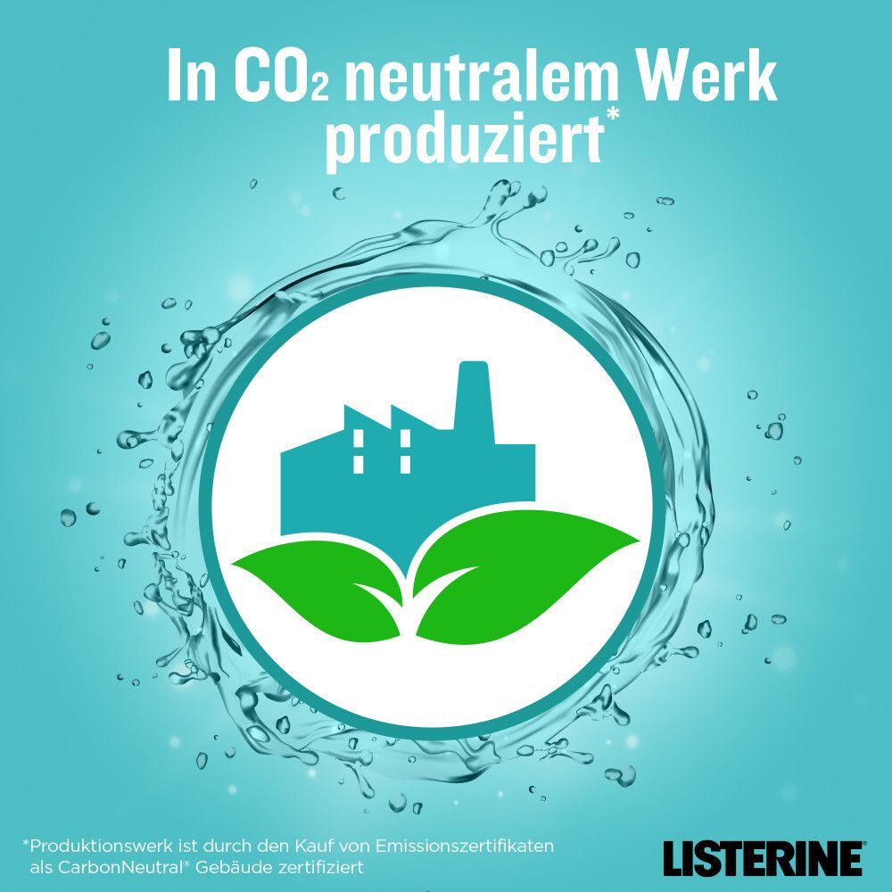 Kreisförmiges Logo mit Fabrik und Blättern. Text: In CO2 neutralem Werk produziert. LISTERINE® Logo.