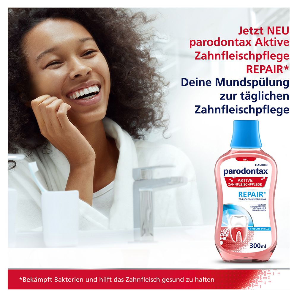 Frau lächelt. Daneben Flasche mit rosa Flüssigkeit und blauem Verschluss. Aufschrift: parodontax Aktive Zahnfleischpflege REPAIR.