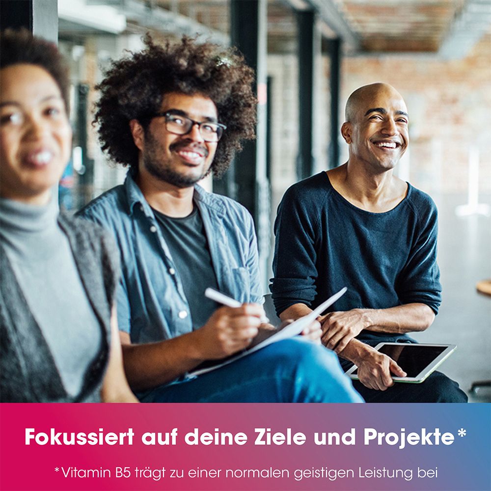Menschen in einem Büro. Text: Fokussiert auf deine Ziele und Projekte. Vitamin B5 für normale geistige Leistung.