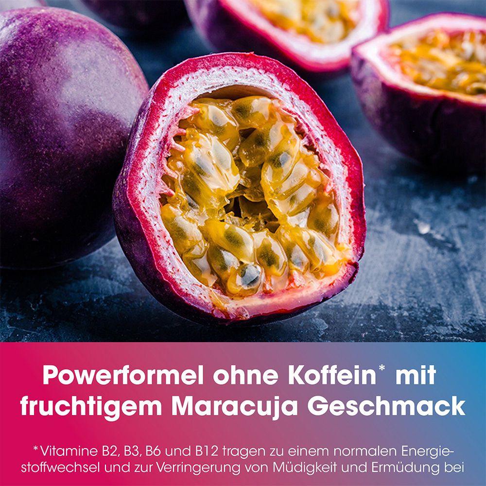 Maracuja-Frucht, halbiert. Text: Powerformel ohne Koffein mit fruchtigem Maracuja Geschmack. Vitamine B2, B3, B6, B12.