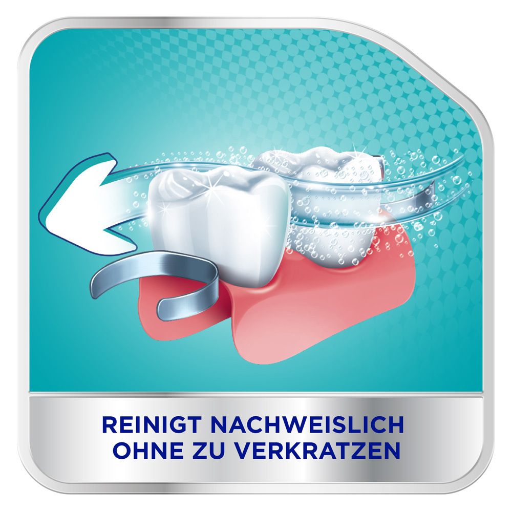 Grafische Darstellung einer Zahnprothese, die gereinigt wird. Pfeil zeigt Reinigungswirkung. Text: Reinigt nachweislich ohne zu verkratzen.