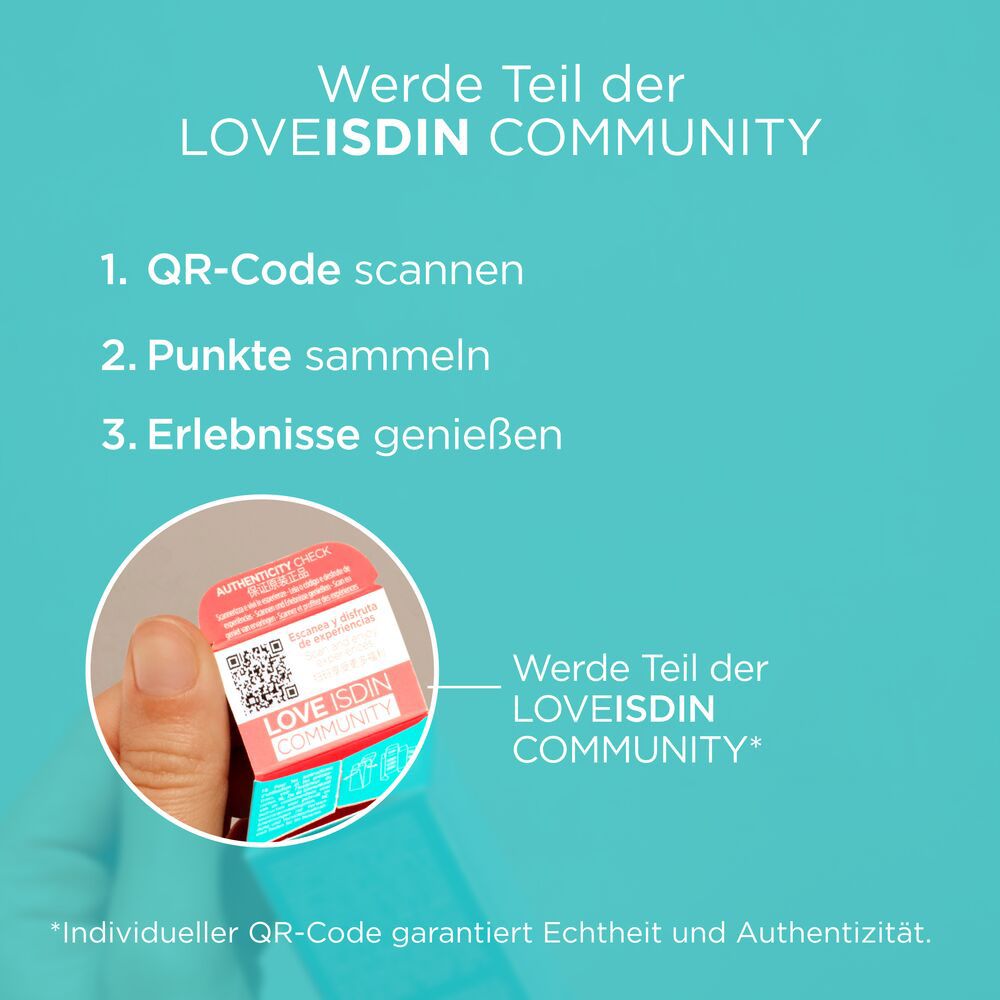 Hand hält eine Karte mit QR-Code. Text: Werde Teil der LOVEISDIN COMMUNITY. QR-Code scannen, Punkte sammeln.
