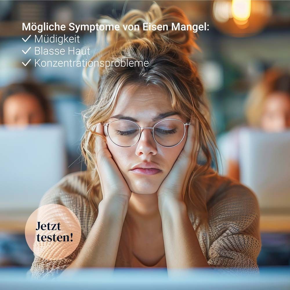Frau mit Brille, Hände am Kopf. Text: Mögliche Symptome von Eisen Mangel: Müdigkeit, Blasse Haut, Konzentrationsprobleme.