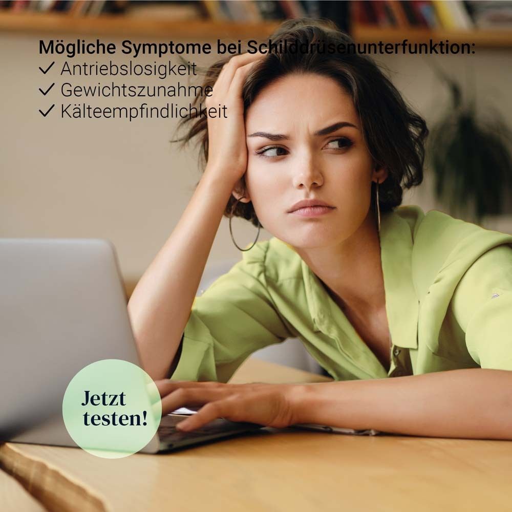 Frau mit Laptop, nachdenklich. Text: Mögliche Symptome bei Schilddrüsenunterfunktion: Antriebslosigkeit, Gewichtszunahme, Kälteempfindlichkeit. Text: Jetzt testen!