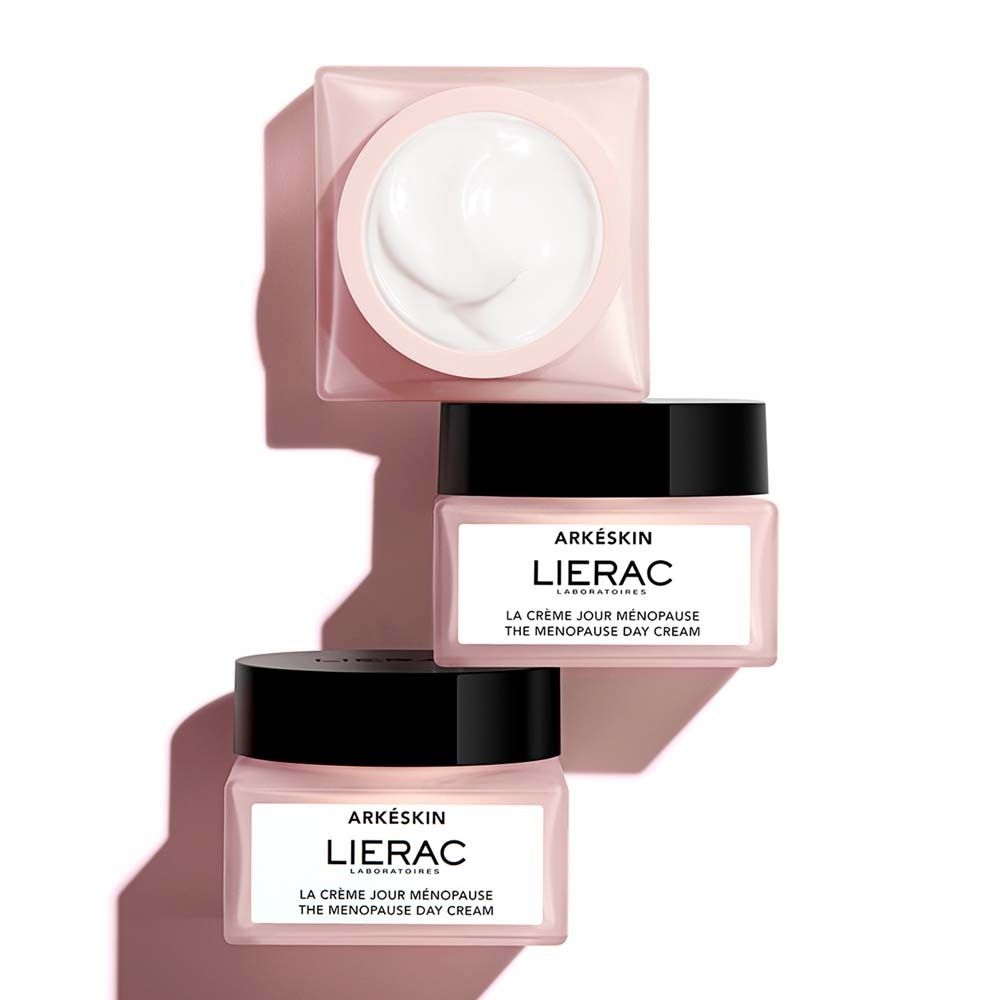 Drei Tiegel mit schwarzem Deckel. Aufschrift: Arkéskin, LIERAC, La Crème Jour Ménopause, The Menopause Day Cream.