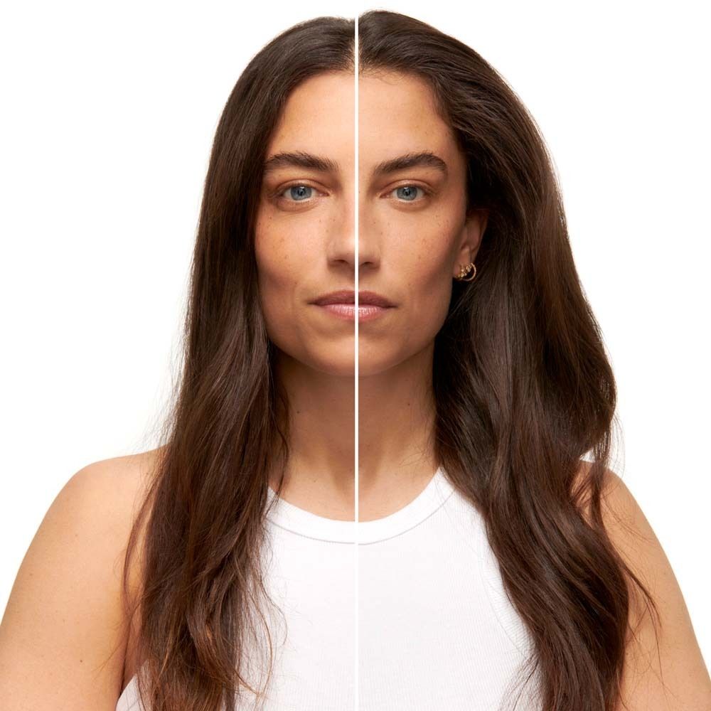 Frau mit langen, braunen Haaren. Haare auf der rechten Seite. Vergleich der Haare vor und nach der Anwendung.