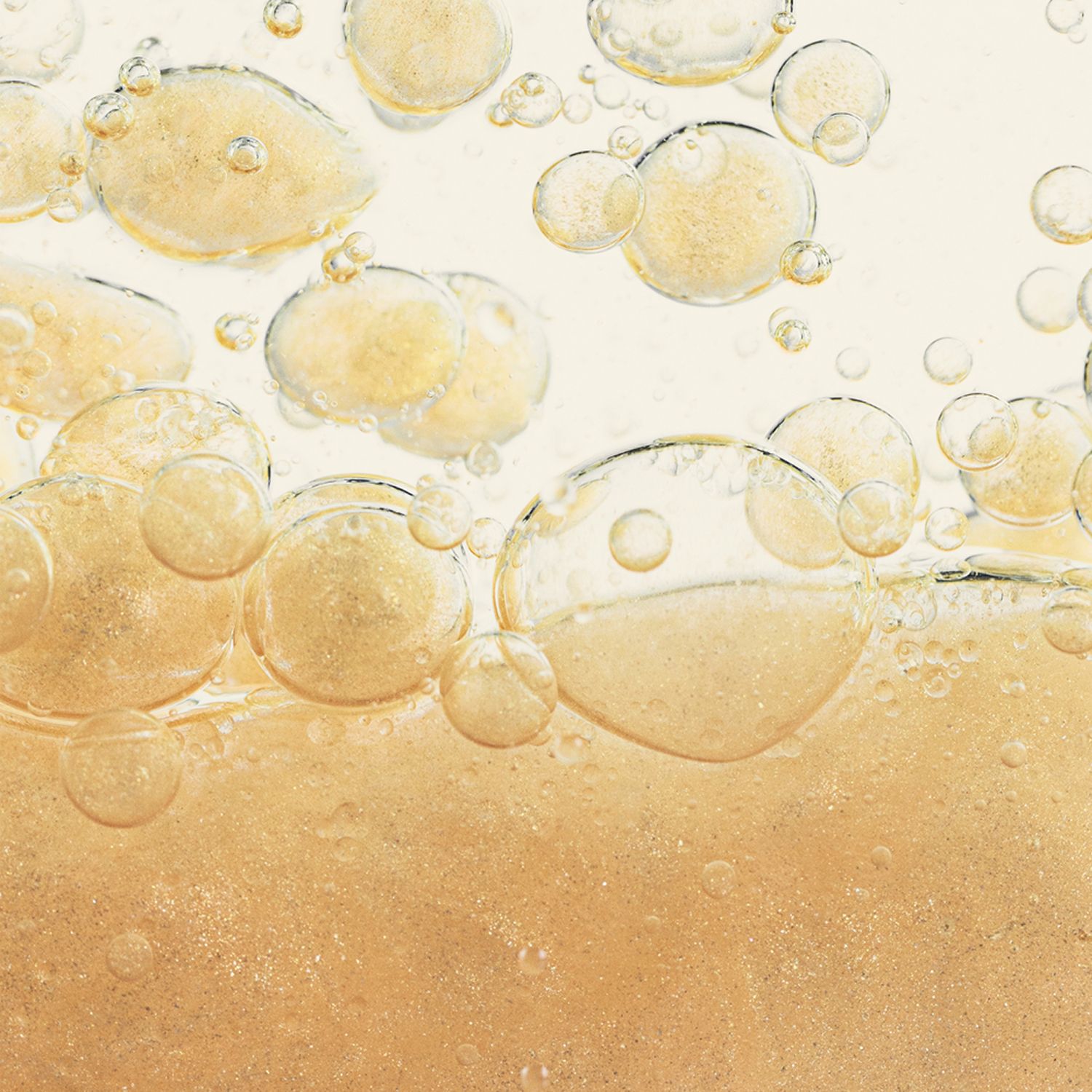 Nahaufnahme von Blasen in einer Flüssigkeit. Gelbliche Farbe. Mehrere Größen. Unregelmäßige Form.