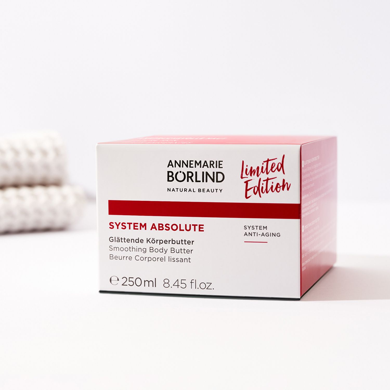 Weiße Verpackung mit roter Schrift. Aufschrift: ANNEMARIE BÖRLIND, SYSTEM ABSOLUTE, Glättende Körperbutter, Limited Edition, 250ml.