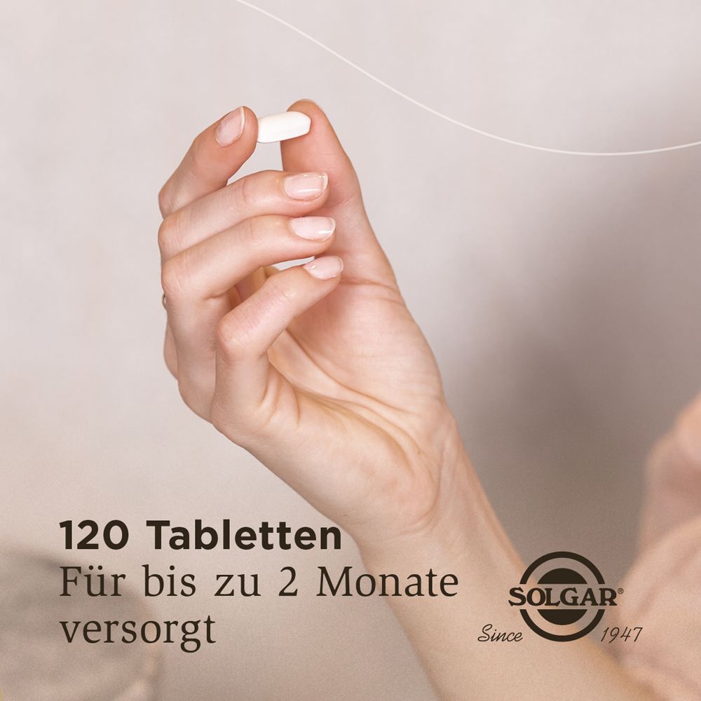 Hand hält eine Tablette. Text: 120 Tabletten. Für bis zu 2 Monate versorgt. Marke SOLGAR.