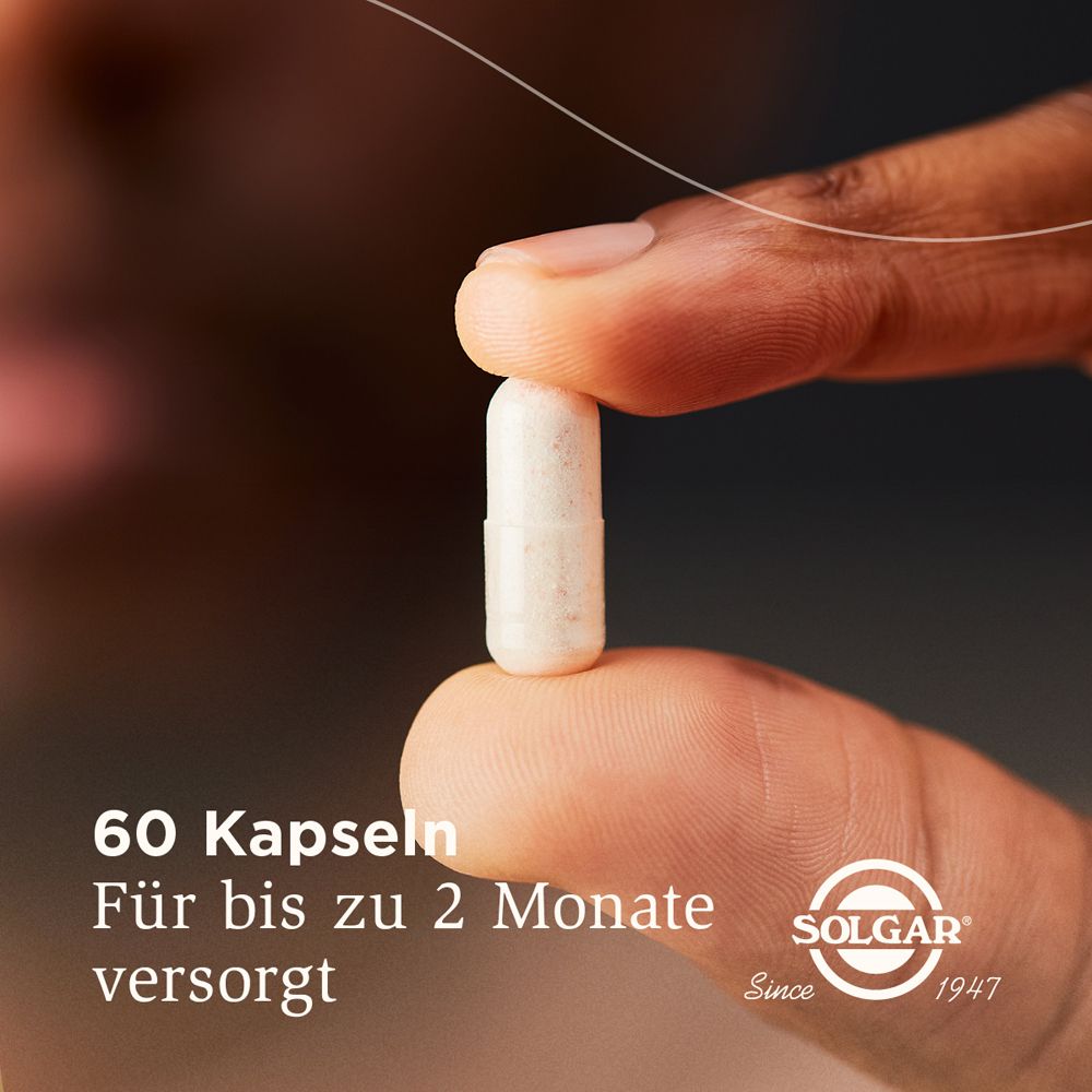 Kapsel zwischen Fingern. Text: 60 Kapseln. Für bis zu 2 Monate versorgt. SOLGAR® Logo.