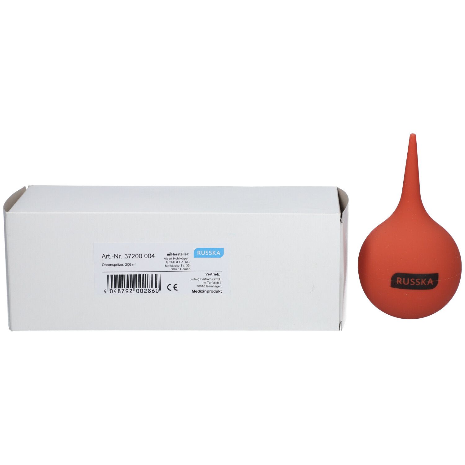 Rote Ohrenspritze neben weißer Verpackung. Produktname und Herstellerlogo auf der Spritze sichtbar.