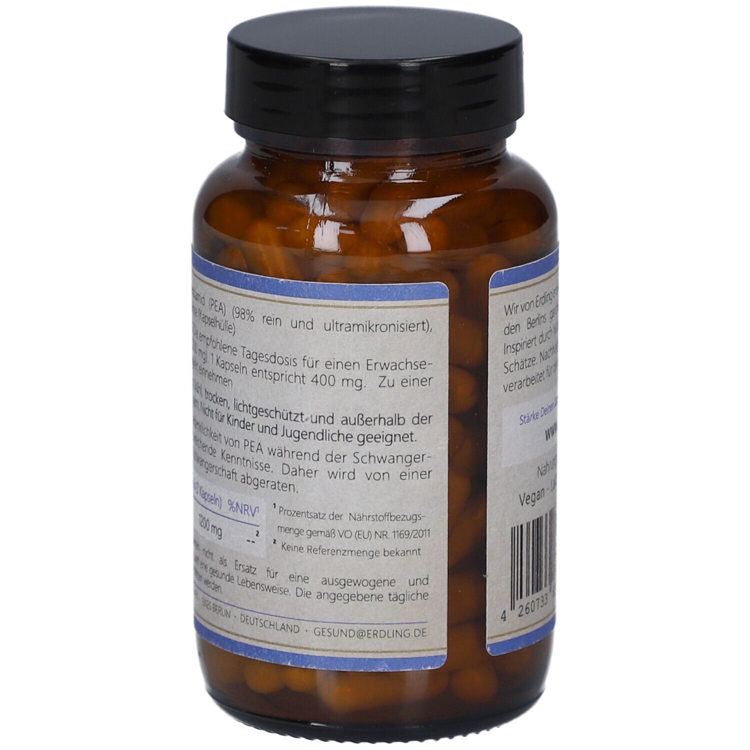 Rückseite einer braunen Glasflasche mit schwarzem Deckel. Etikett mit Text, Inhaltsstoffen und Marke Erdling. Vegan.