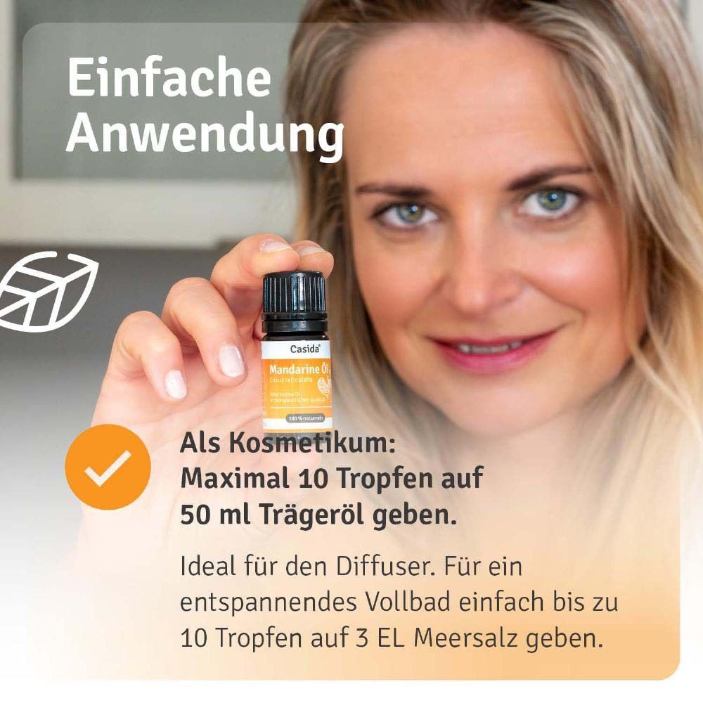 Frau hält Produktflasche. Text: Als Kosmetikum: Max. 10 Tropfen auf 50 ml Trägeröl geben. Ideal für den Diffuser.