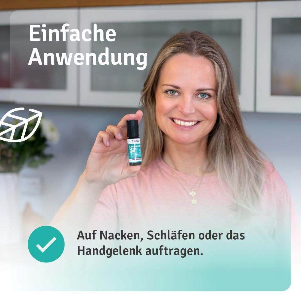 Frau hält Roll-On-Flasche mit Text: Casida, Konzentration & Fokus. Anwendung: Auf Nacken, Schläfen oder Handgelenk.