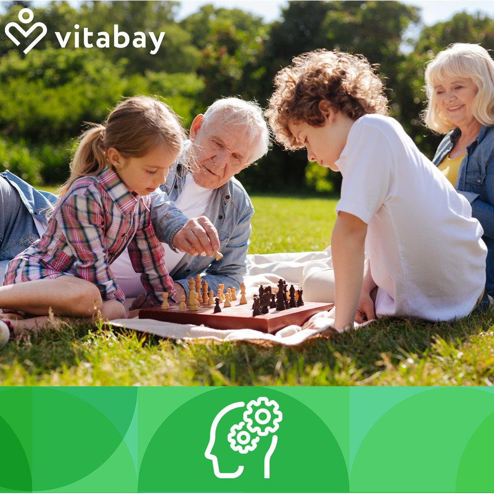 Familie spielt Schach im Park. Logo: Vitabay. Bildunterschrift: Gehirn mit Zahnrädern.