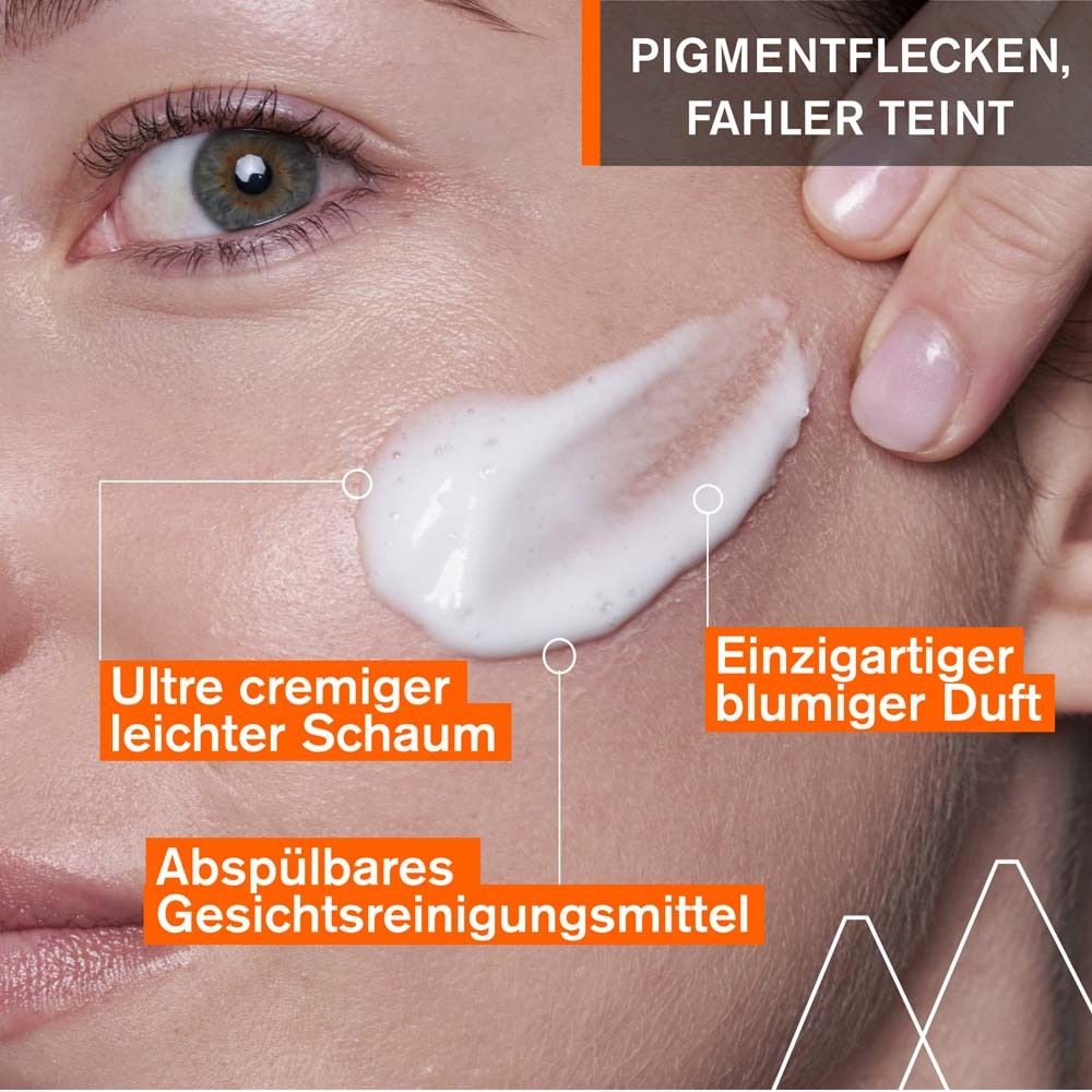 Nahaufnahme eines Gesichts mit aufgetragener Creme. Text: 'Ultra cremiger leichter Schaum', 'Einzigartiger blumiger Duft'.