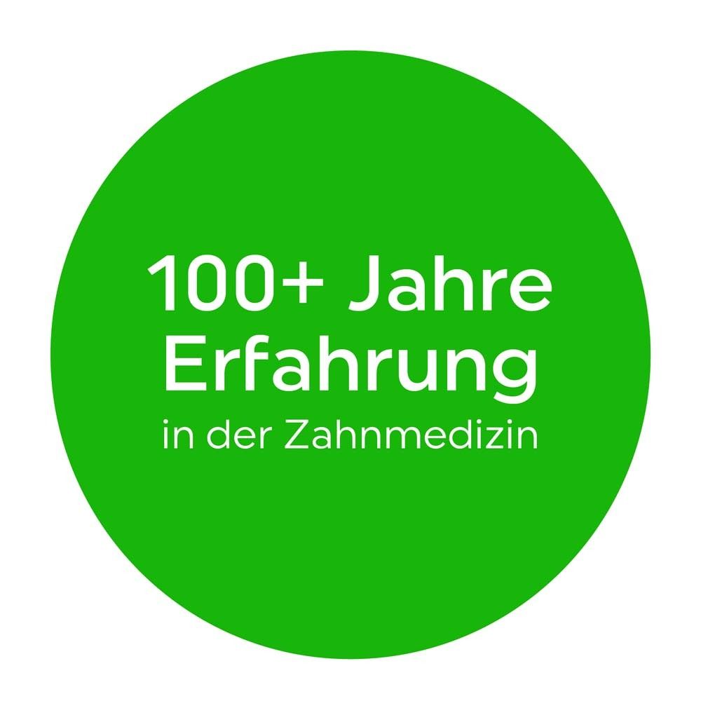 Grüner Kreis mit Text: 100+ Jahre Erfahrung in der Zahnmedizin.