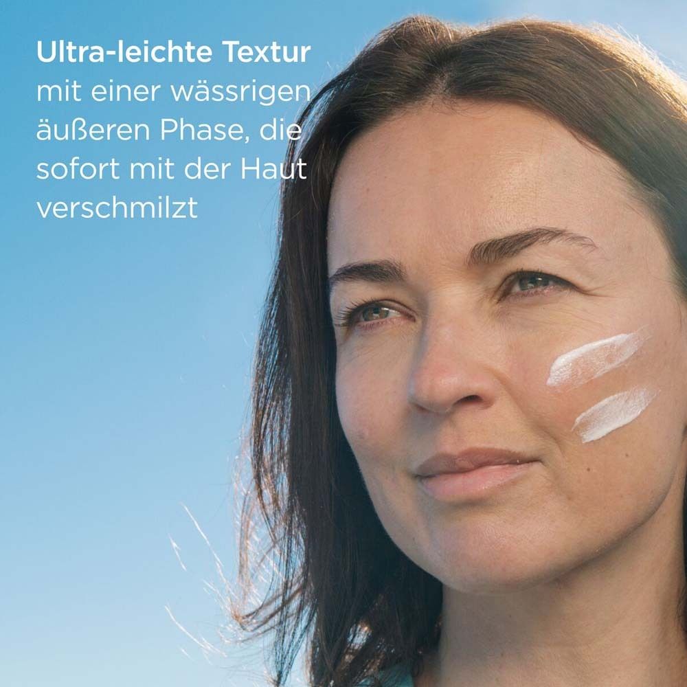 Frau mit Creme auf der Haut. Text: Ultra-leichte Textur. Blauer Himmel im Hintergrund.