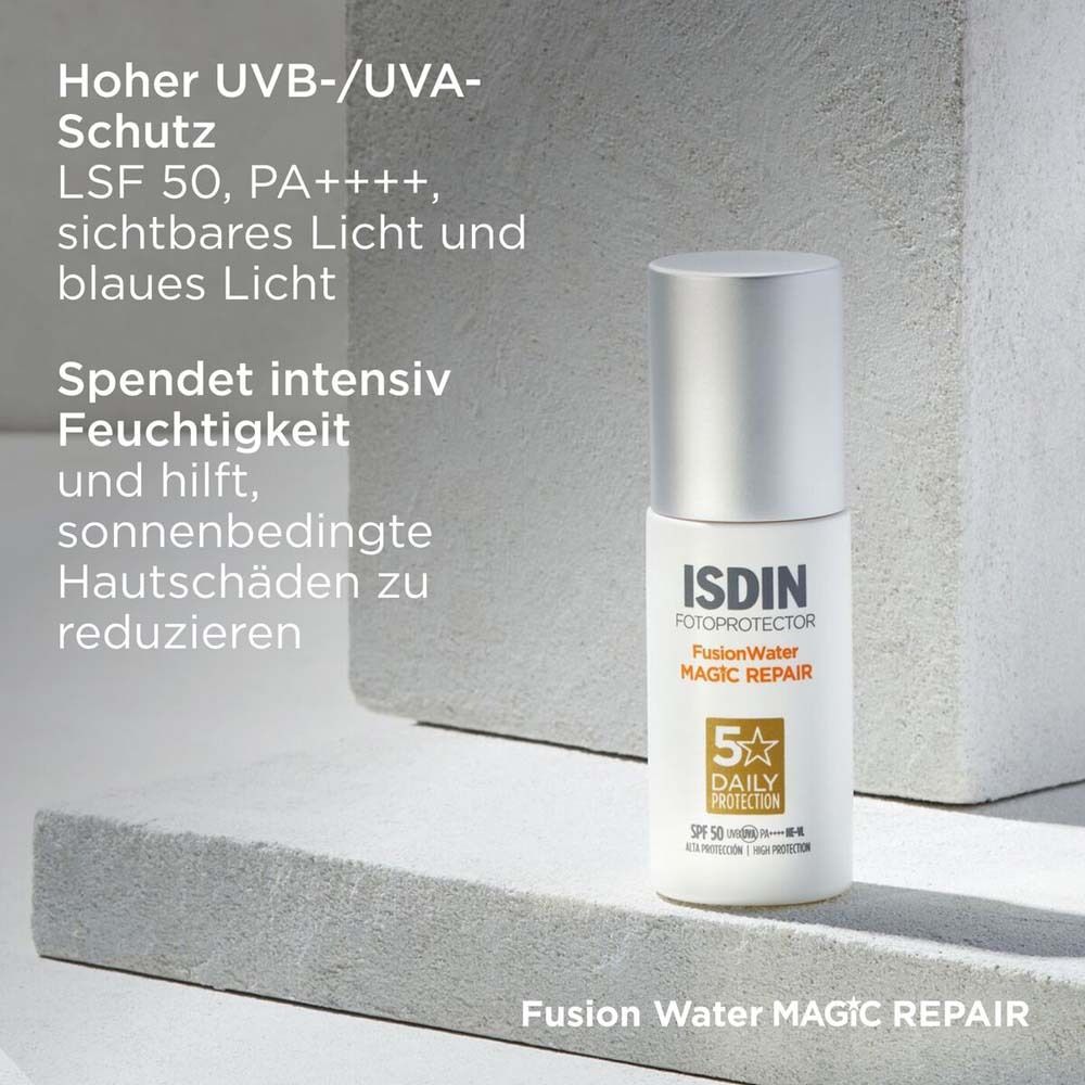 ISDIN Fusion Water MAGIC Repair. Flasche auf weißem Untergrund. Text: LSF 50, PA++++. Blauer Hintergrund.