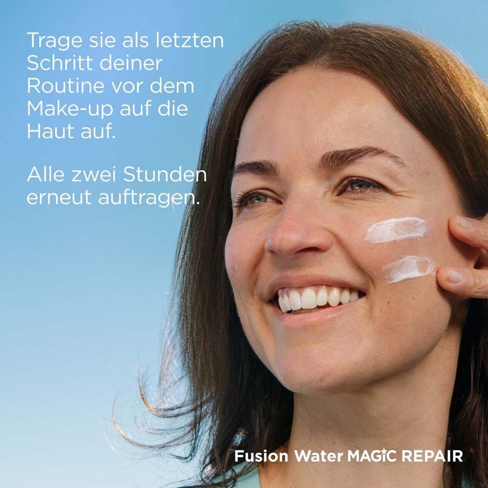 Frau mit Creme auf der Haut. Text: Trage sie als letzten Schritt deiner Routine vor dem Make-up auf.