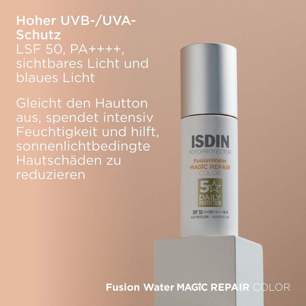 Flasche ISDIN Fotoprotector Fusion Water MAGIC Repair Color. Text: Hoher UVB/UVA-Schutz, LSF 50, PA++++. Auf weißem Podest.
