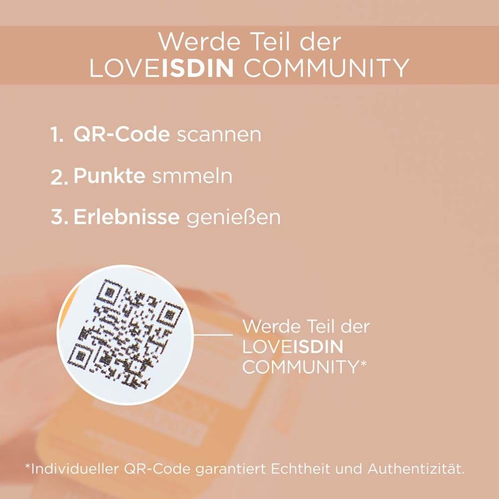 QR-Code auf einem Aufkleber. Text: Werde Teil der LOVEISDIN COMMUNITY. QR-Code scannen, Punkte sammeln, Erlebnisse genießen.