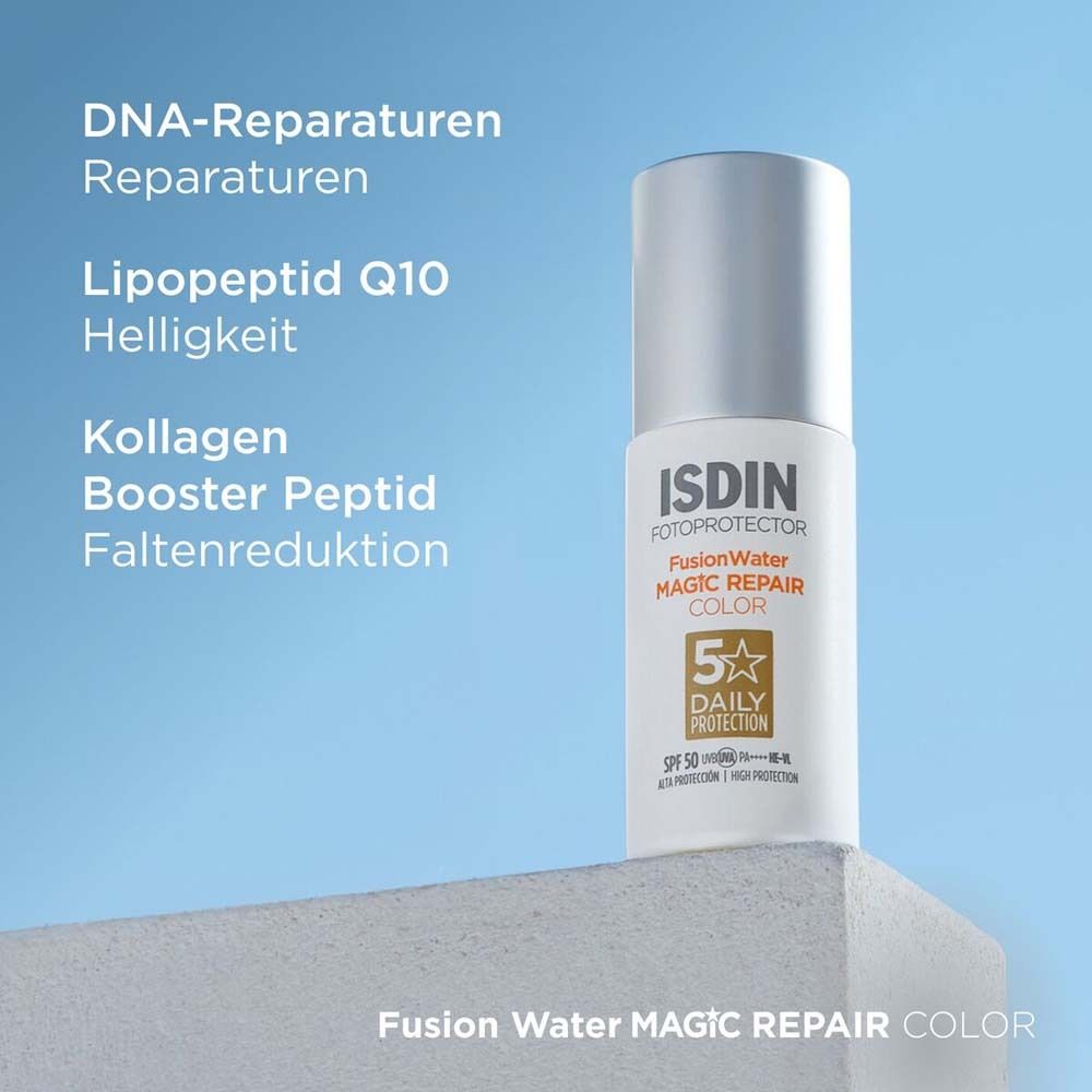 Flasche ISDIN Fotoprotector Fusion Water MAGIC Repair Color. Text: DNA-Reparaturen, Lipopeptid Q10, Kollagen Booster Peptid. Auf Podest.