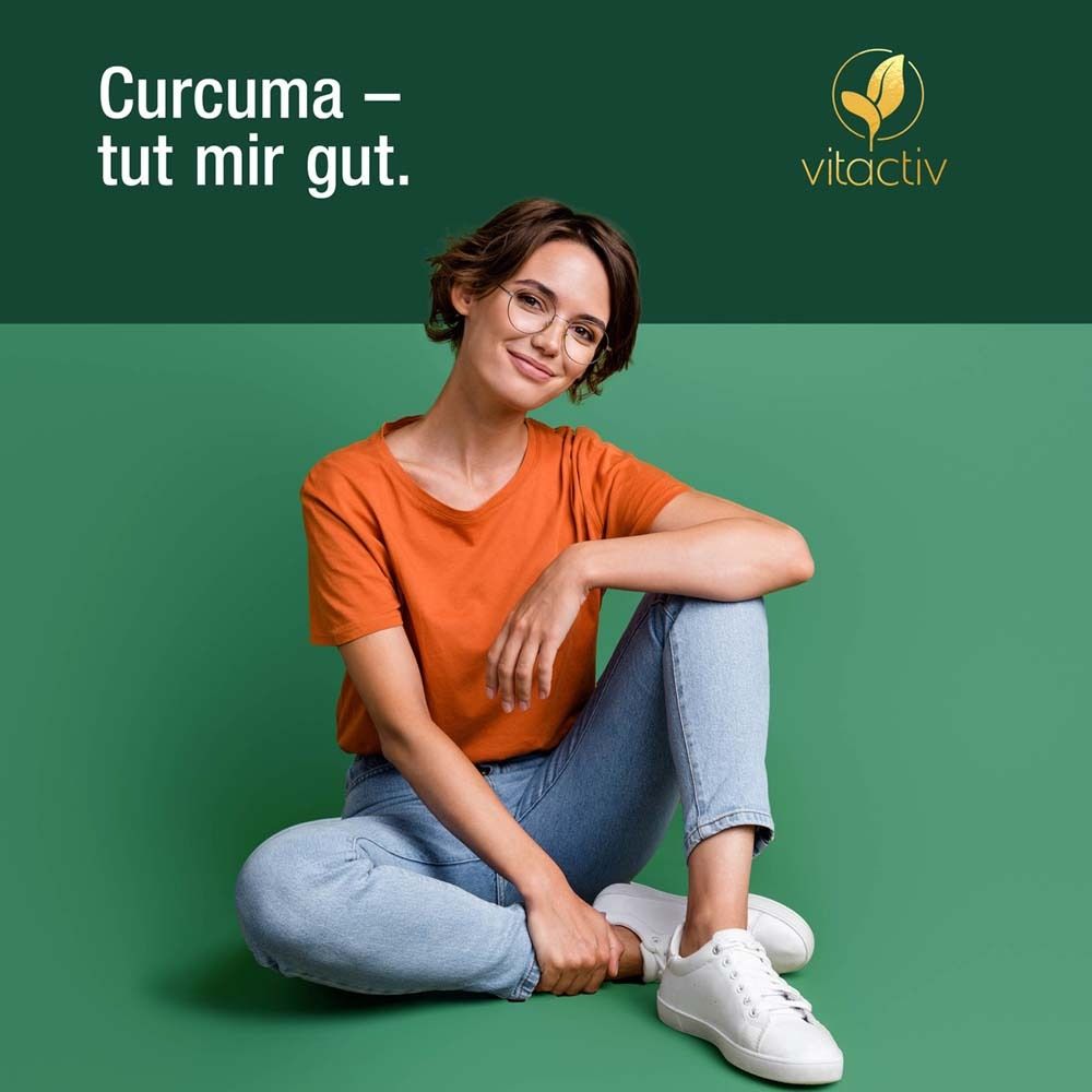 Junge Frau sitzt auf dem Boden. Sie trägt ein orangefarbenes T-Shirt und Jeans. Aufschrift: Curcuma tut mir gut.