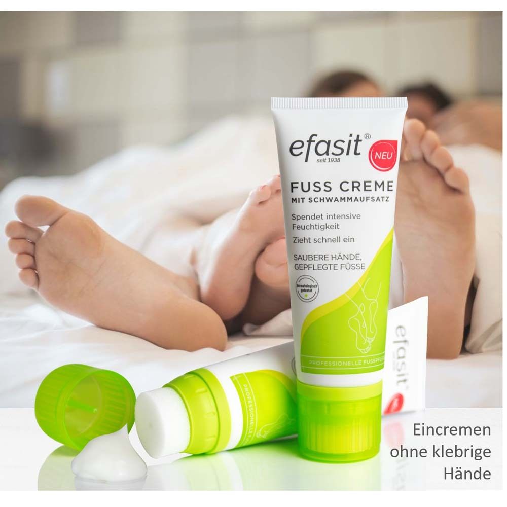 Personen im Bett. efasit Fuß Creme mit Schwammaufsatz. Tube, Schwammaufsatz, Füße. Text: Eincremen ohne klebrige Hände.