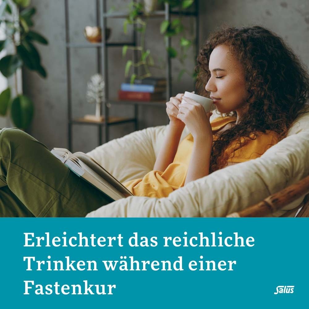 Frau trinkt Tee, liest Buch. Text: Erleichtert das reichliche Trinken während einer Fastenkur. Hintergrund: Türkis.