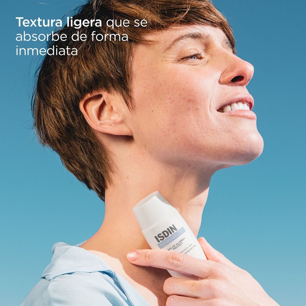 Frau hält ISDIN FotoUltra Solar Allergy Protect. Text: Leichte Textur, zieht sofort ein.