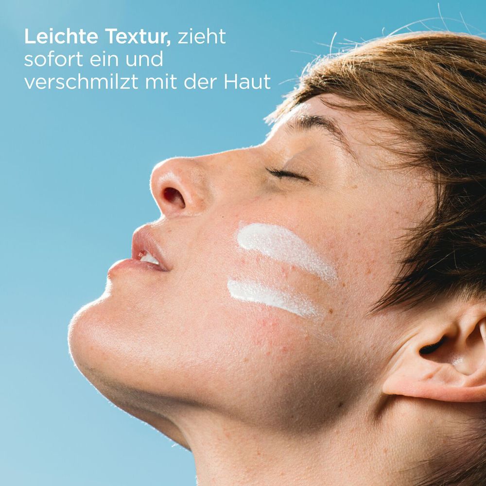 Gesicht mit Sonnencreme. Text: Leichte Textur, zieht sofort ein und verschmilzt mit der Haut.
