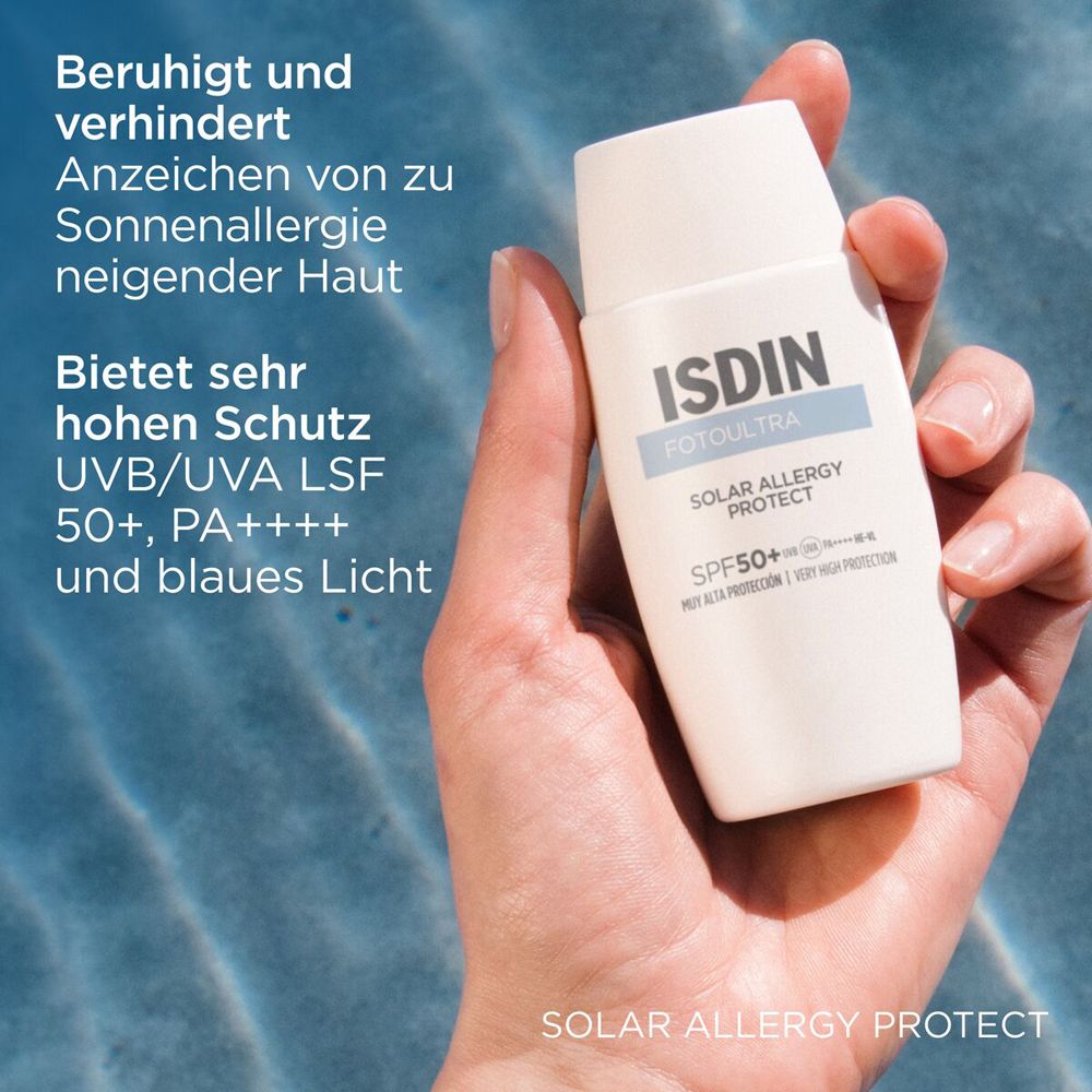 Hand hält ISDIN FotoUltra Solar Allergy Protect. Text: Beruhigt und verhindert Anzeichen von Sonnenallergie.
