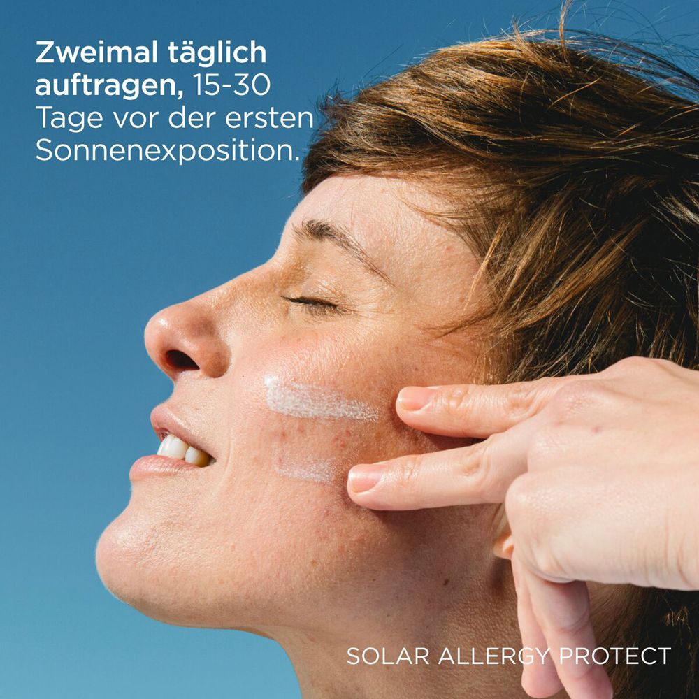 Frau trägt Sonnencreme auf. Text: Zweimal täglich auftragen, 15-30 Tage vor der ersten Sonnenexposition.