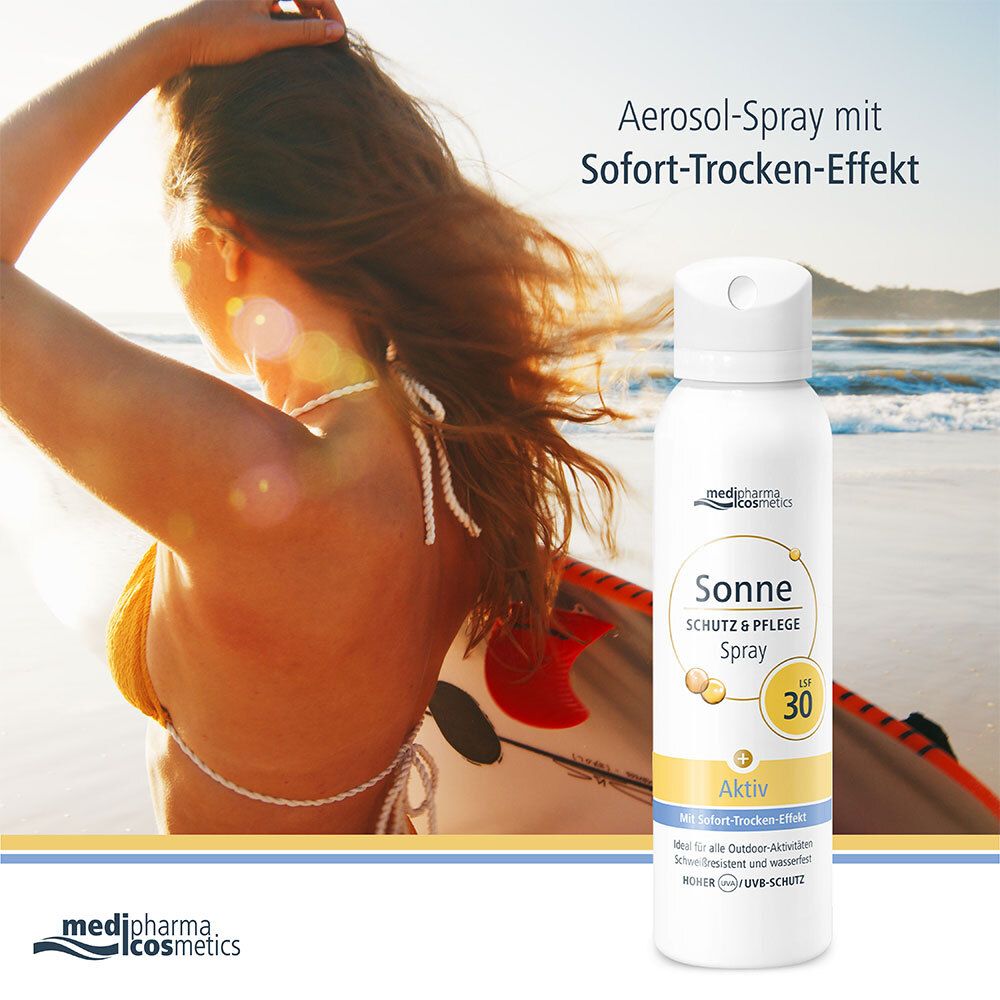 Frau am Strand mit Surfbrett. Im Vordergrund: Aerosolspray mit Text: Sonne, Schutz & Pflege Spray LSF 30, Aktiv.