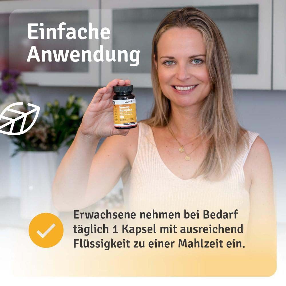 Frau hält Casida® Immun Komplex Flasche. Einnahme: 1 Kapsel täglich mit Flüssigkeit zu einer Mahlzeit.